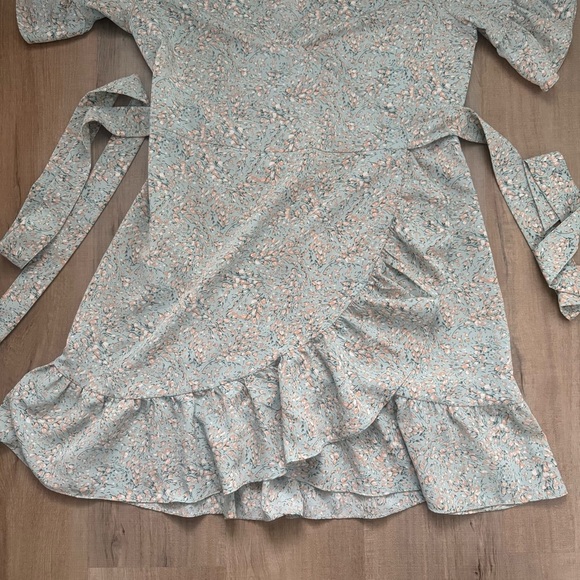 Lovestitch Wrap Dress with Floral Print Size M - Picture 3 of 7